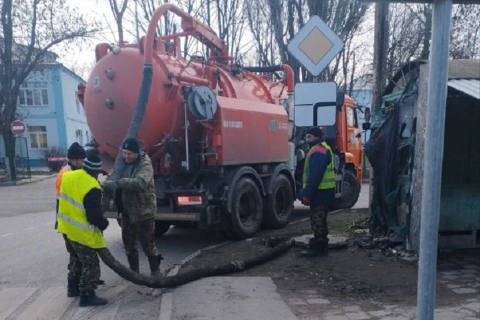 Коммунальщики устраняют порывы на сетях водоснабжения и заторы на сетях водоотведения. Фото: Минстрой ДНР