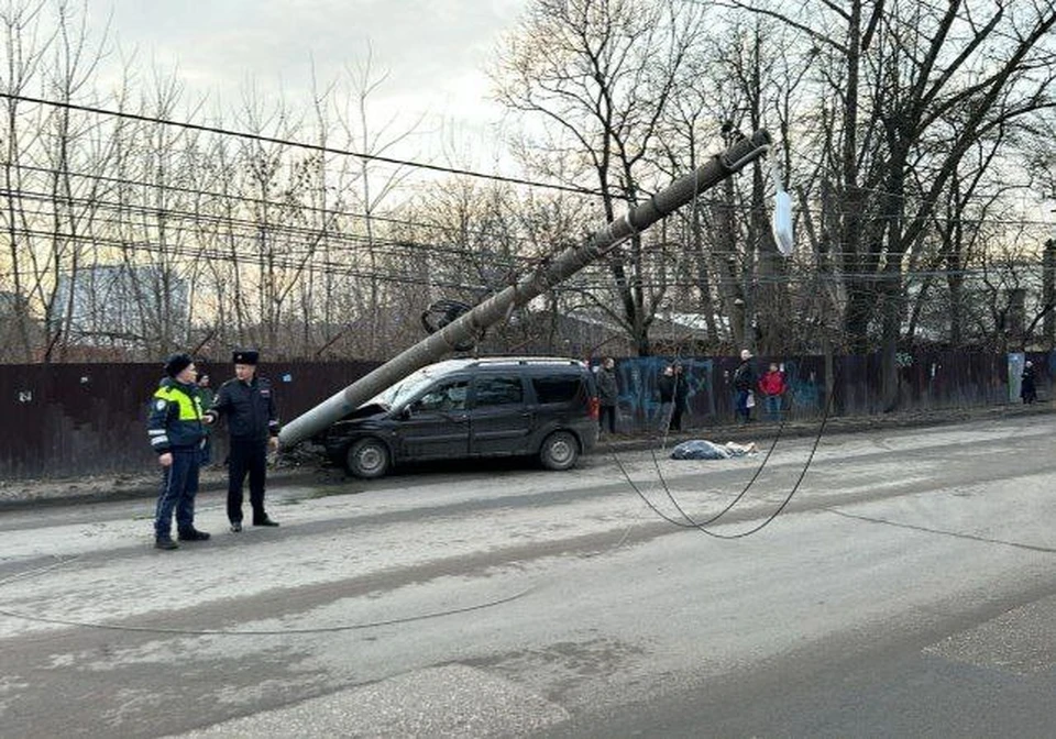 В Калуге водитель врезался в столб и погиб