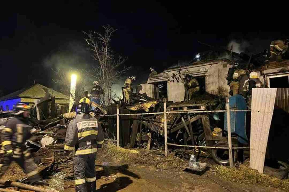 Самолет упал на жилой дом в иркутском Ново-Ленино.