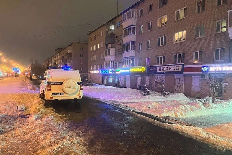 Был в маске и размахивал оружием: на Эльмаше дерзкий налетчик вынес из банка 7 миллионов рублей