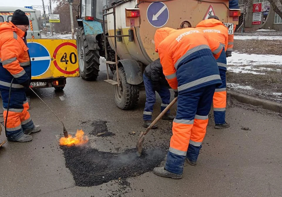 В Ульяновске раньше срока начали латать ямы на дорогах холодным асфальтом | ФОТО: администрация Ульяновска