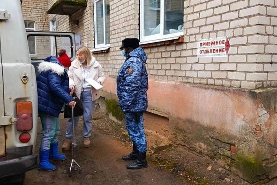 В Ярославле женщину с туберкулезом принудительно госпитализировали. Фото: УФССП по Ярославской области.