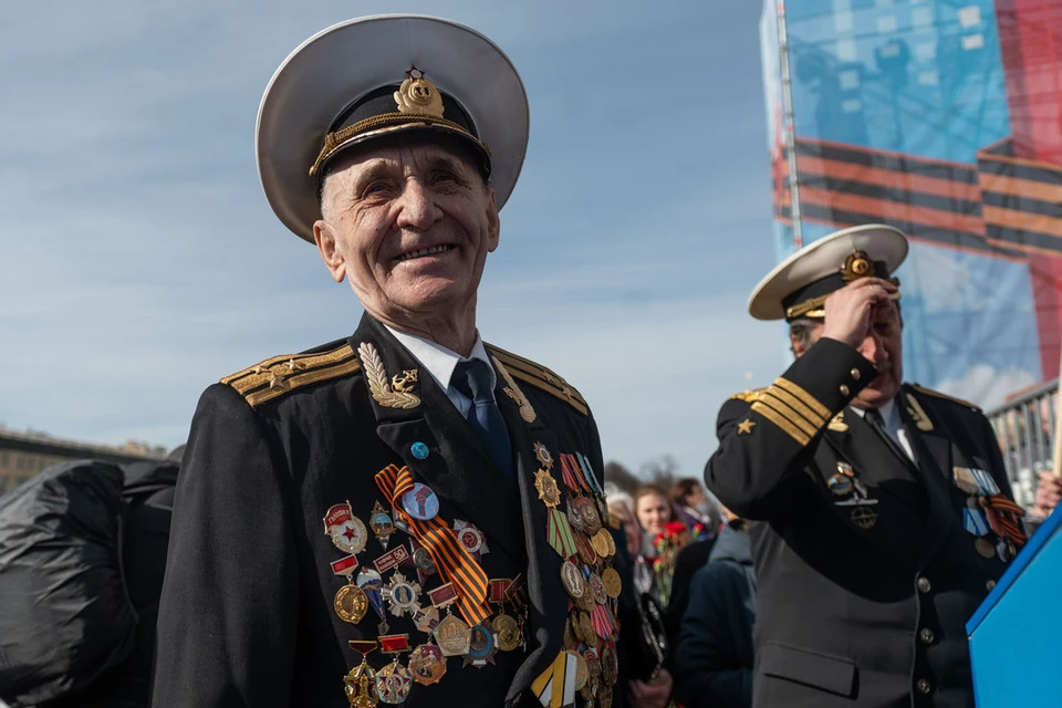 Ветеранам и блокадникам вручат медали в Петербурге в День Победы.