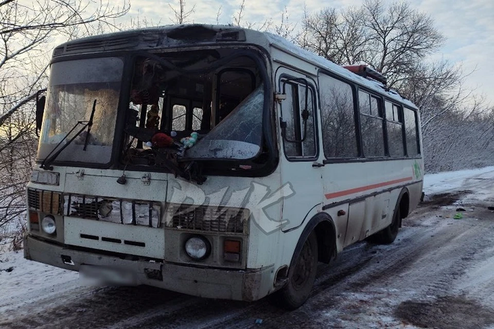 Поврежденный в результате удара БПЛА украинских террористов автобус в поселке Гольмовский. Фото: ТГ/Приходько