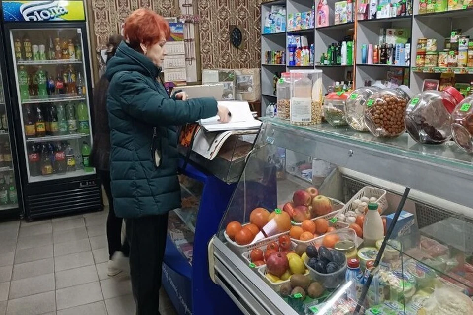 В новокаховских магазинах проверяют цены на социально значимые продукты. Фото: администрация городского округа Новая Каховка