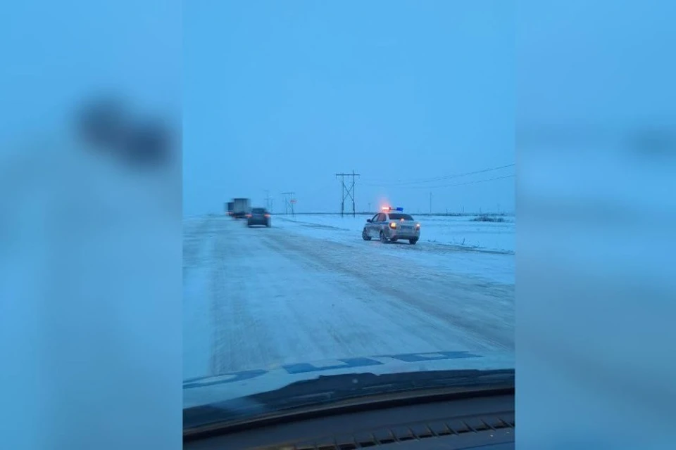 Инспекторы регулируют движение в условиях непогоды. ФОТО: УГИБДД МВД по Луганской Народной Республике