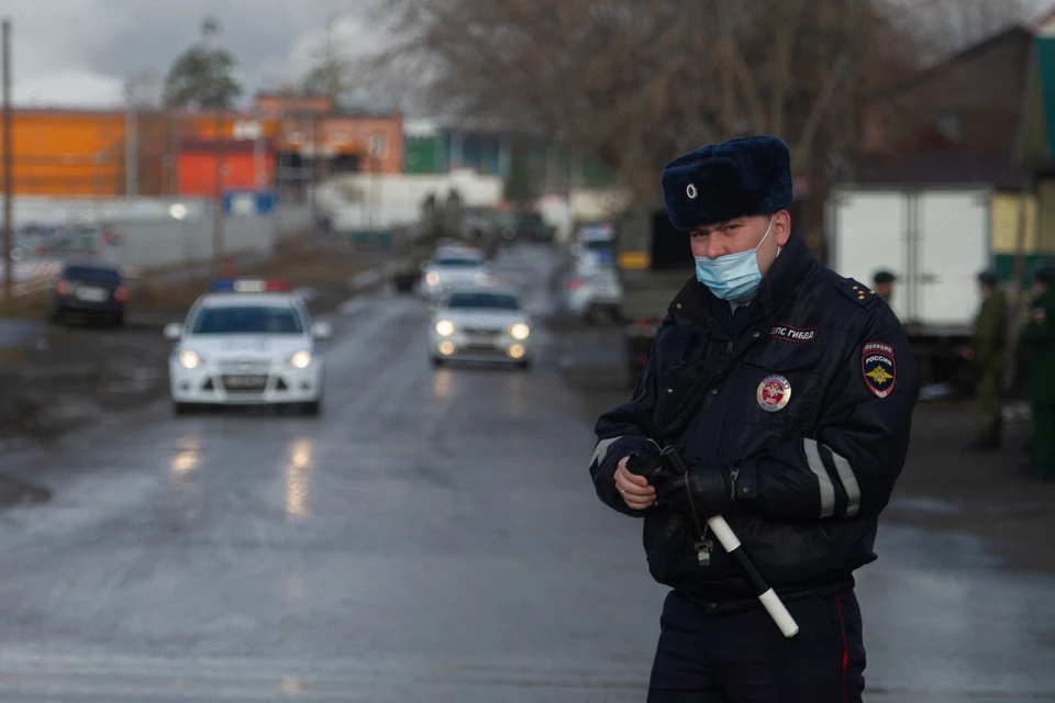 В Пермском крае сотрудники ГИБДД помогли девушке, которая «обсохла» на трассе