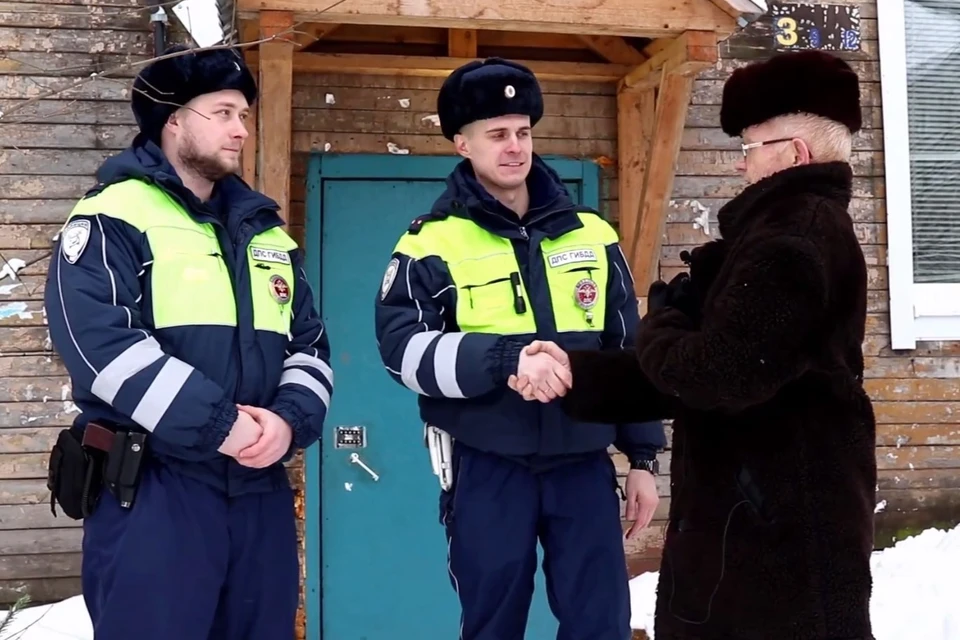 Жильцы благодарны полицейским, которые помогли эвакуироваться во время пожара. Фото: скрин видео.