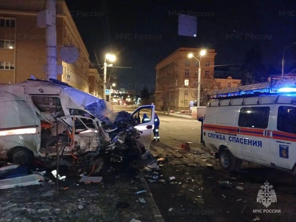 В ночном ДТП в Белгороде два человека погибли и четверо пострадали. фото: ГУ МЧС России по Белгородской области.