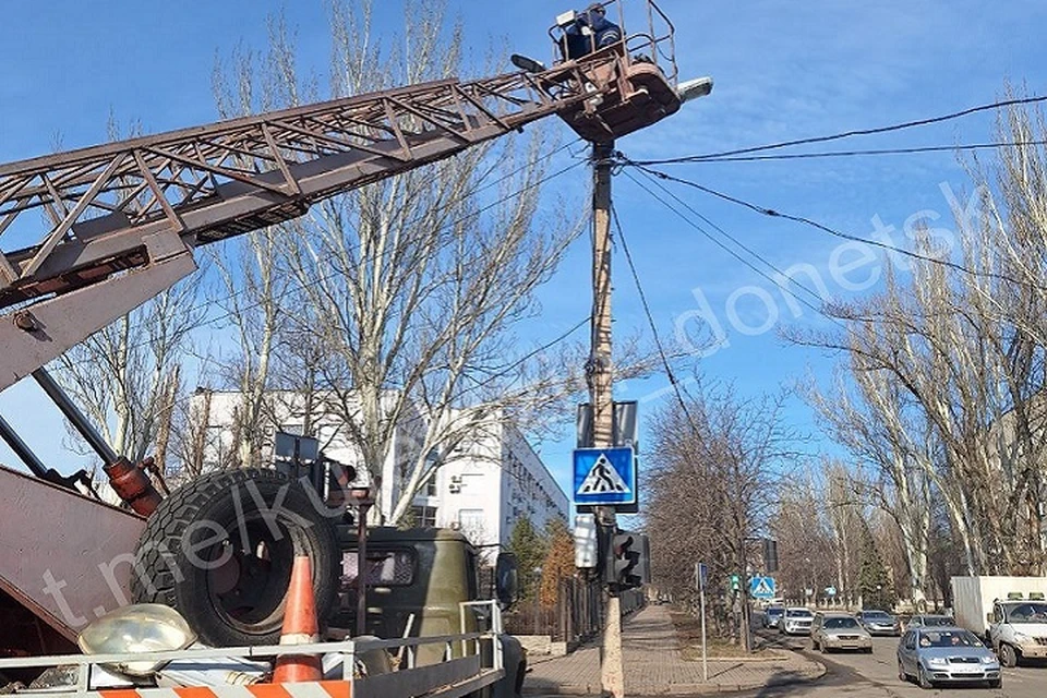 Восстановление наружного освещения остается одной из первоочередных задач в Донецке. Фото: ТГ/Кулемзин