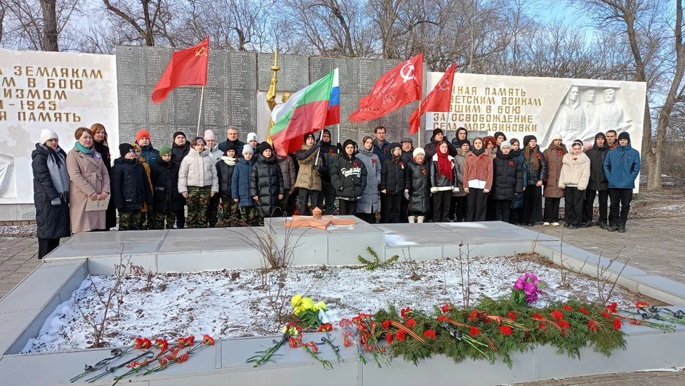 На торжественном митинге учащиеся возложили цветы к мемориалу