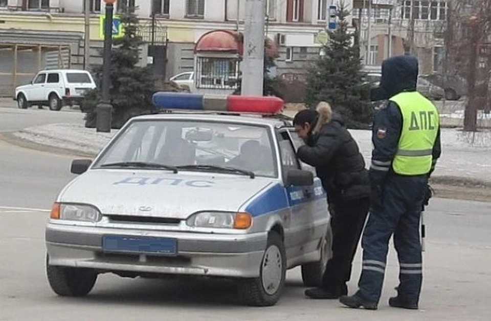 Полицейский отказался от денег и сообщил о произошедшем.