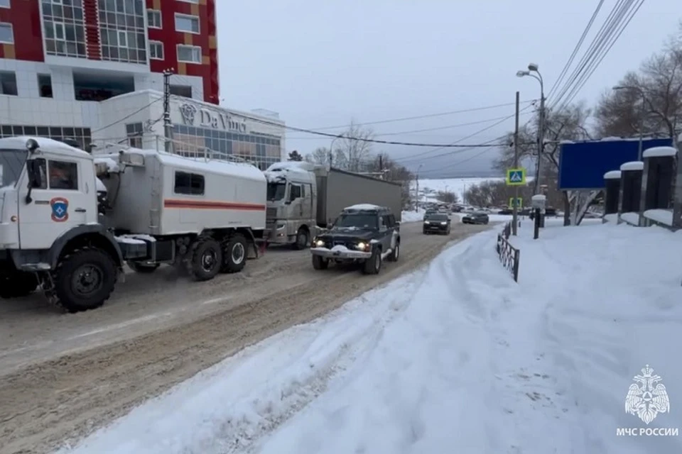 Спасатели оказывают помощь на заснеженных дорогах Хабаровска Фото: ГУ МЧС России по Хабаровскому краю