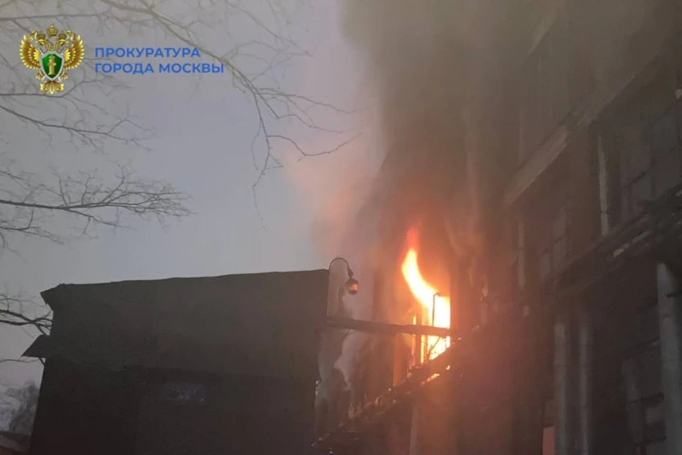 Пожарные тушат возгорание в бывшем здании Электрозавода
