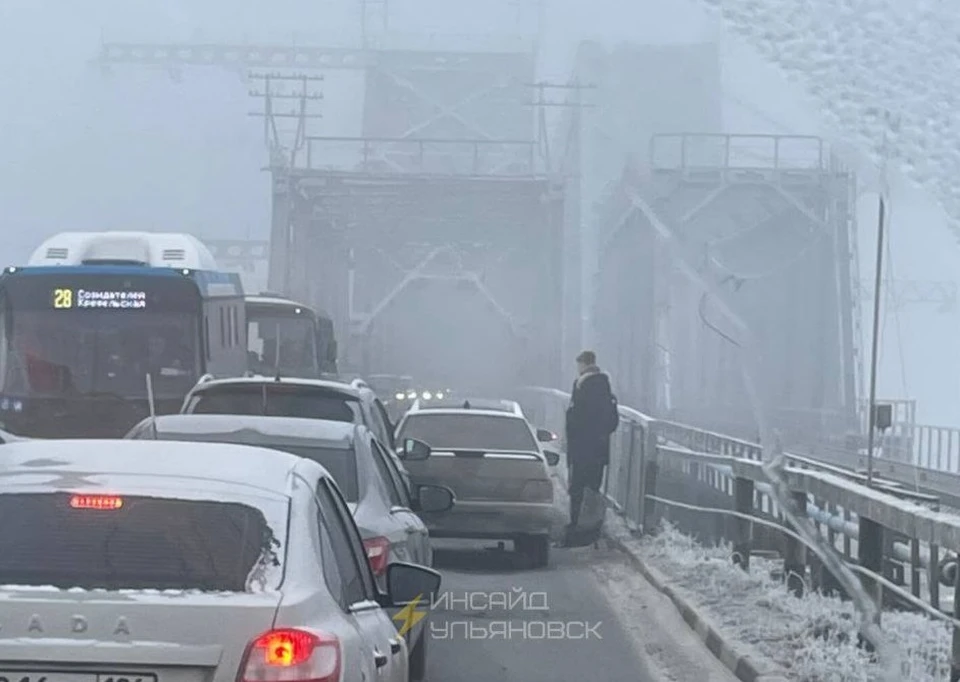 В Ульяновске на Императорском мосту столкнулись два автомобиля. Фото телеграм-канал Инсайд Ульяновск