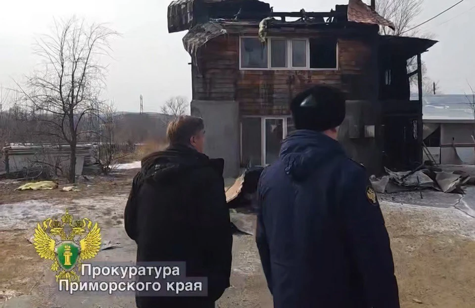 Пожар в доме на улице Лазо в селе Хороль произошел вечером 5 февраля. Фото: скриншот видео прокуратуры Приморья