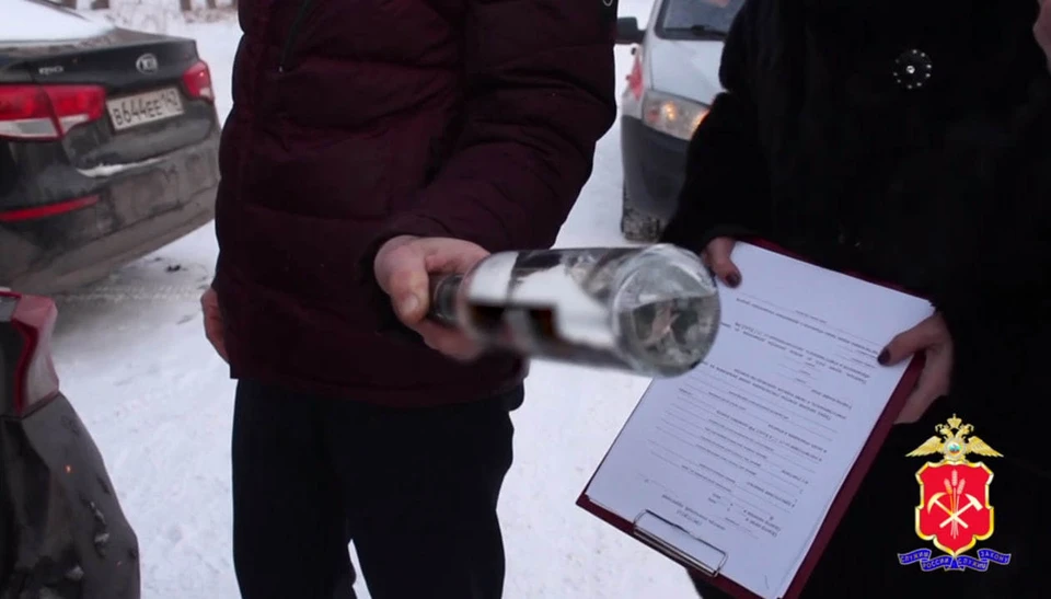 В Беловском округе задержали автомобилиста с большой партией паленого алкоголя. Фото: стоп-кадр оперативного видео.