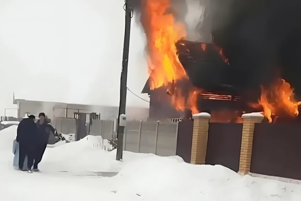 Спасение людей из пожара в Хакасии попало на видео. Фото: стоп-кадр видео МЧС России.