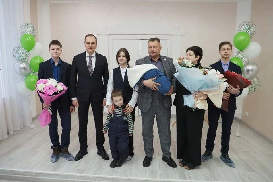 Глава Мордовии Артём Здунов встретился с семьей Бабаджановых и вручил многодетным родителям подарки. Фото: Пресс-служба главы Республики Мордовия.