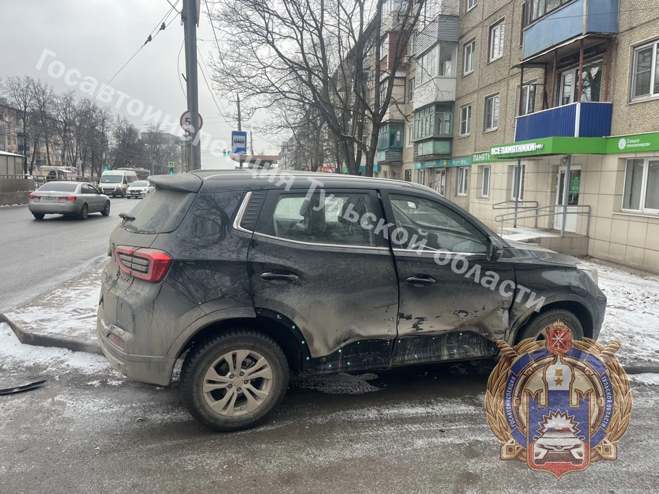 Автоледи на «Чери Тигго» подбила «девятку» на улице Металлургов в Туле