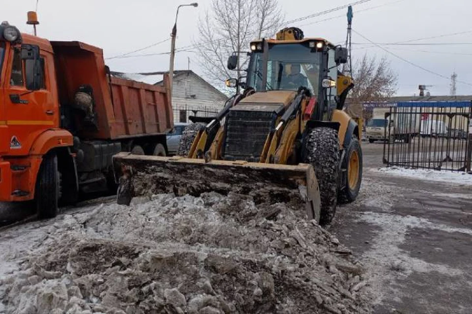 Снегоуборочная техника уже проехала по многим улицам города.