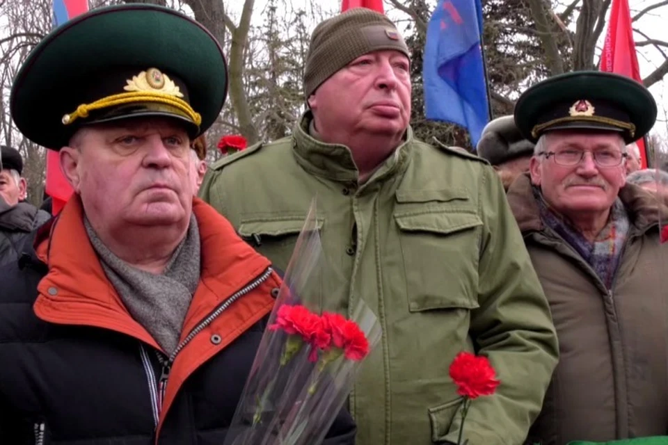 В Луганске прошел митинг у памятника воинам-афганцам. ФОТО: скриншот с видео Правительства ЛНР