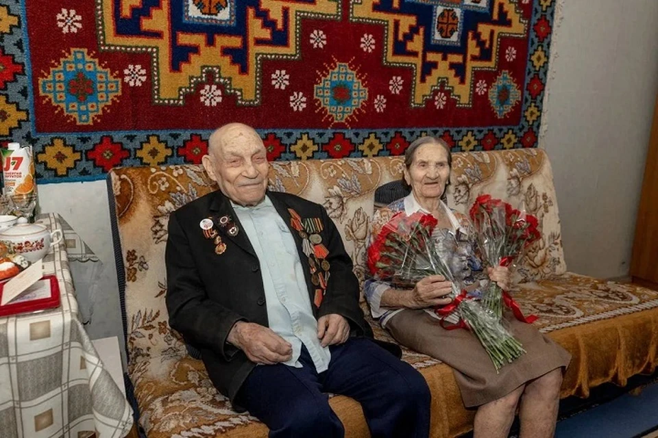 Супругам вручили медали к 80-летию Победы. Фото: Алексей Орлов