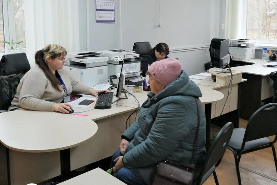 Пенсионные удостоверения в регионе выдают и в Соцфонде, и во время выездных приемов. Фото: ОСФР по ХО