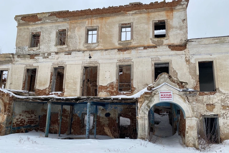 Главное здание было построено чуть больше 200 лет назад и сейчас находится в плачевном состоянии. Фото: пресс-служба главы РБ
