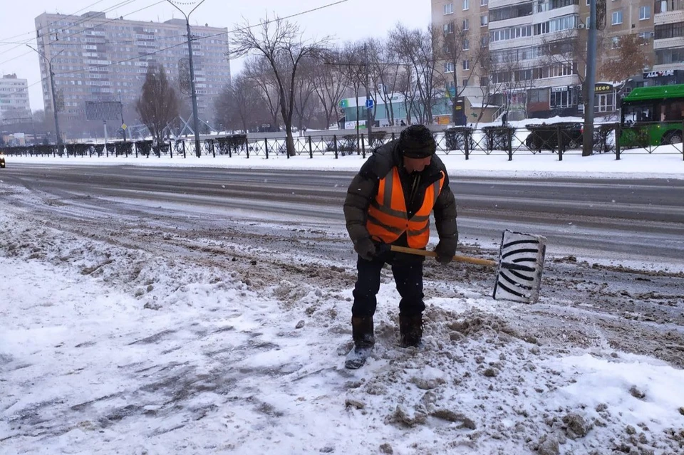 Очищаются подъемы и спуски, тротуары и пешеходные дорожки