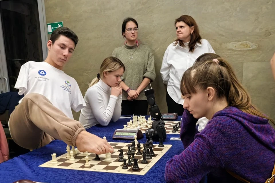 Виктор родился без рук, но все равно научился играть в шахматы. Фото: ВОСКРЕСЕНСКАЯ Арина
