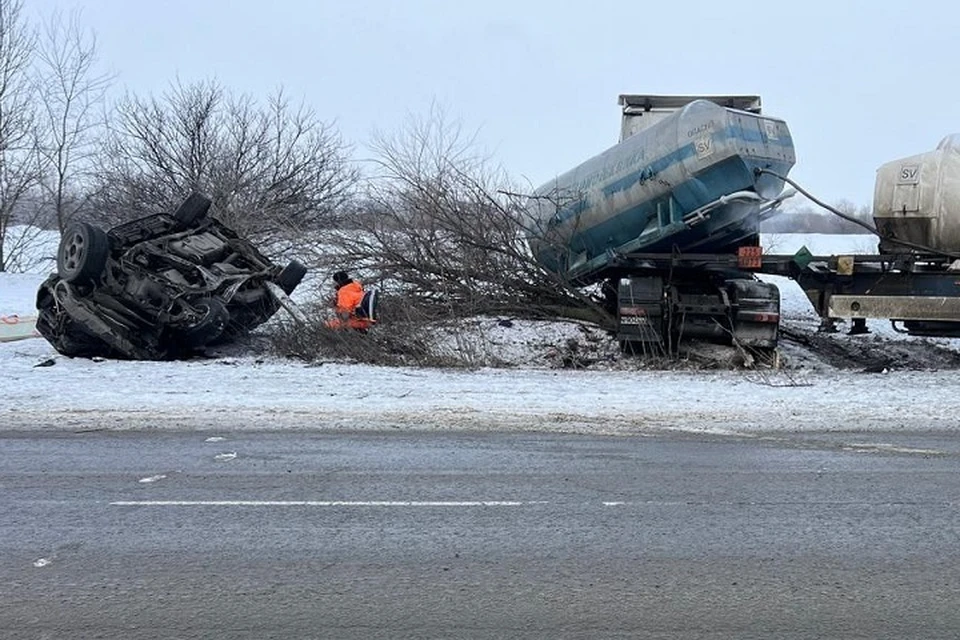 На проезжей части столкнулись Chevrolet Trailblazer и Mercedes-Benz Actros с цистерной. Фото: управление Госавтоинспекции России по Ростовской области