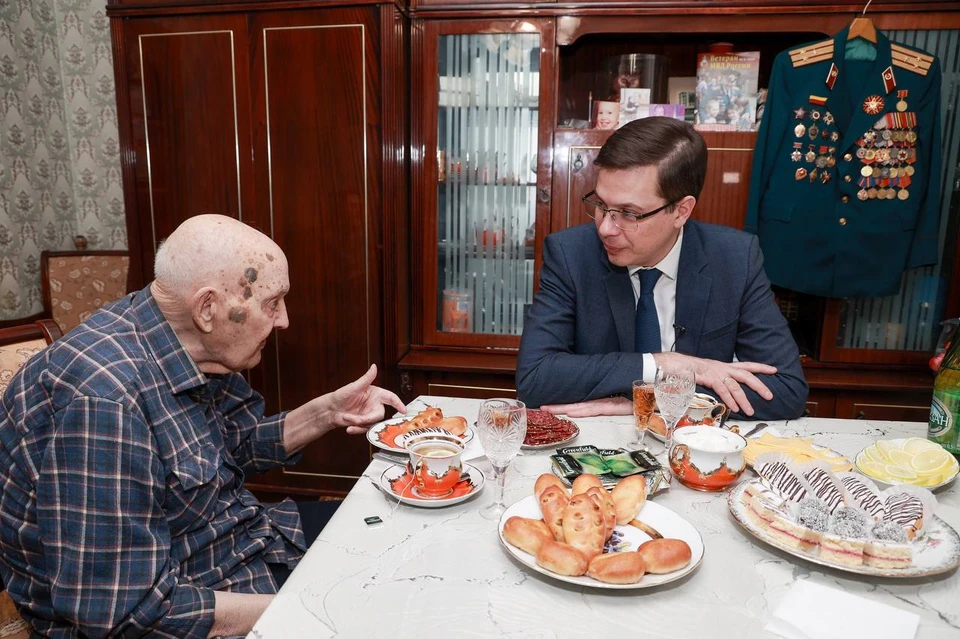 Юрий Шалабаев вручил медаль к 80-летию Победы нижегородскому ветерану. Фото: телеграм-канал Юрия Шалабаева.