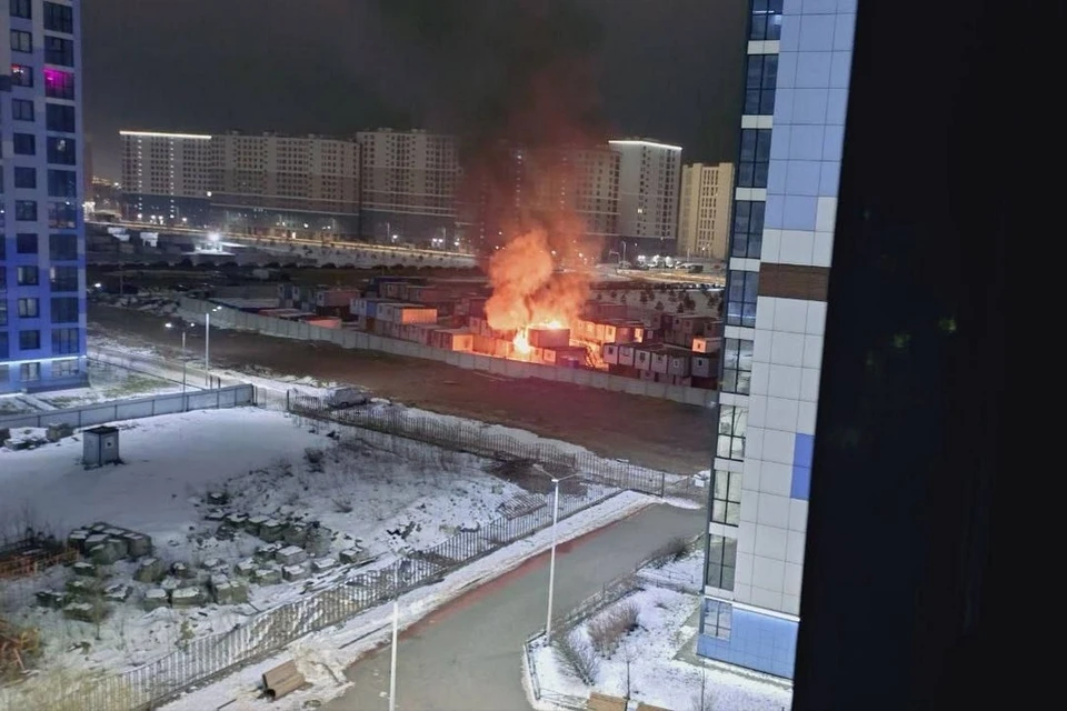Шесть загоревшихся бытовок потушили на Васильевском острове. Фото: vk.com/vasilyevskiyostrov