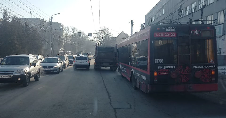 В Калуге столкнулись троллейбус и мусоровоз