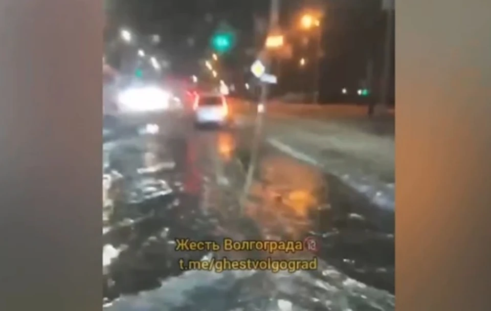 Проезд Дорожников превратился в ледяное озеро. Скрин видео