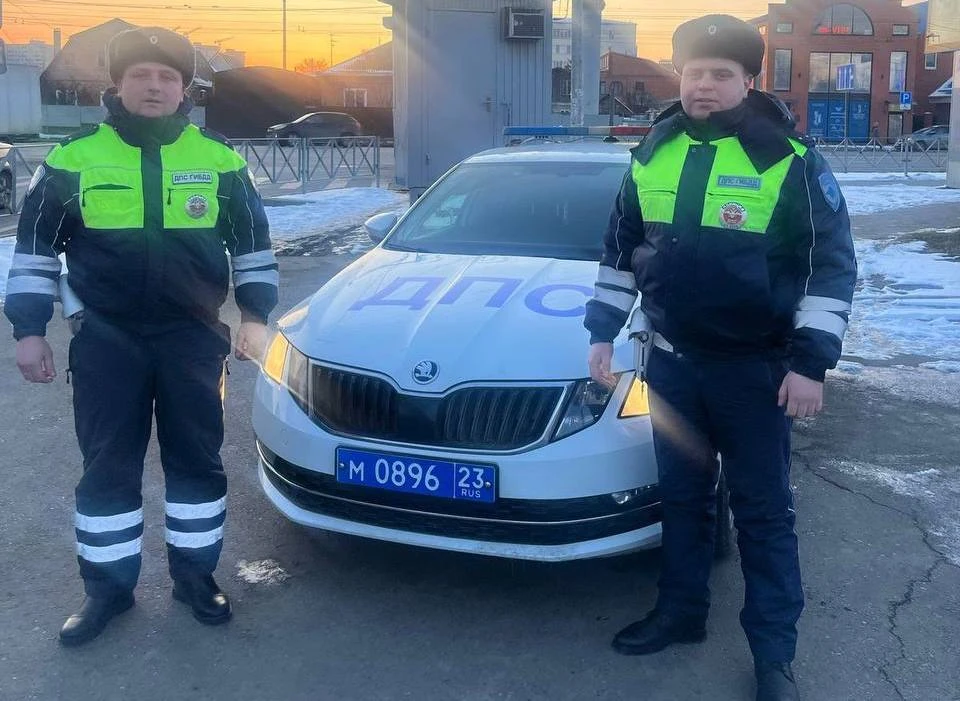 В Краснодаре полицейские помогли беременной женщине экстренно добраться до роддома Фото: пресс-служба УМВД по Краснодару