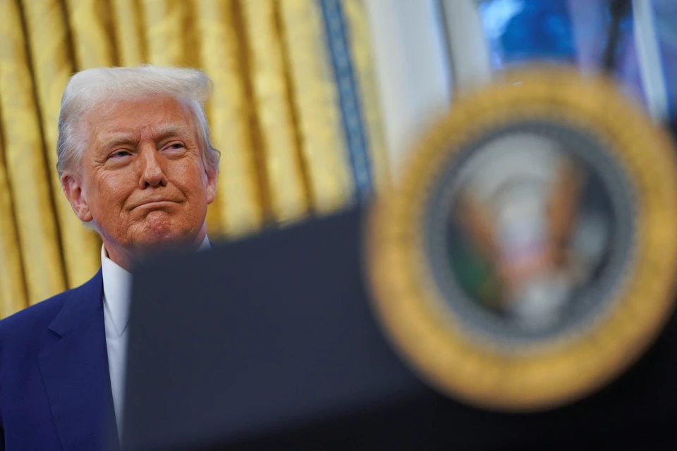 Трамп заморозил кредитки американским чиновникам