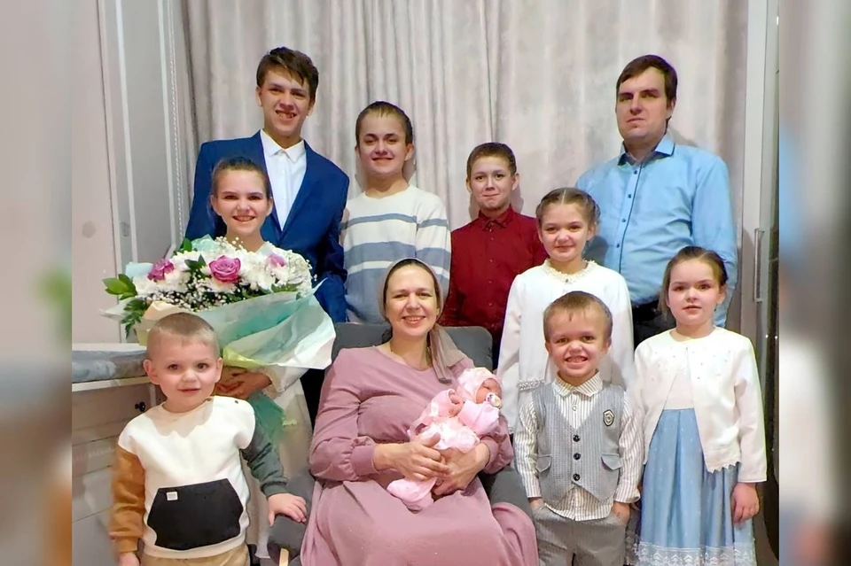 У многодетной семьи из Красноярского края родился двенадцатый ребёнок. Фото: краевой ЗАГС