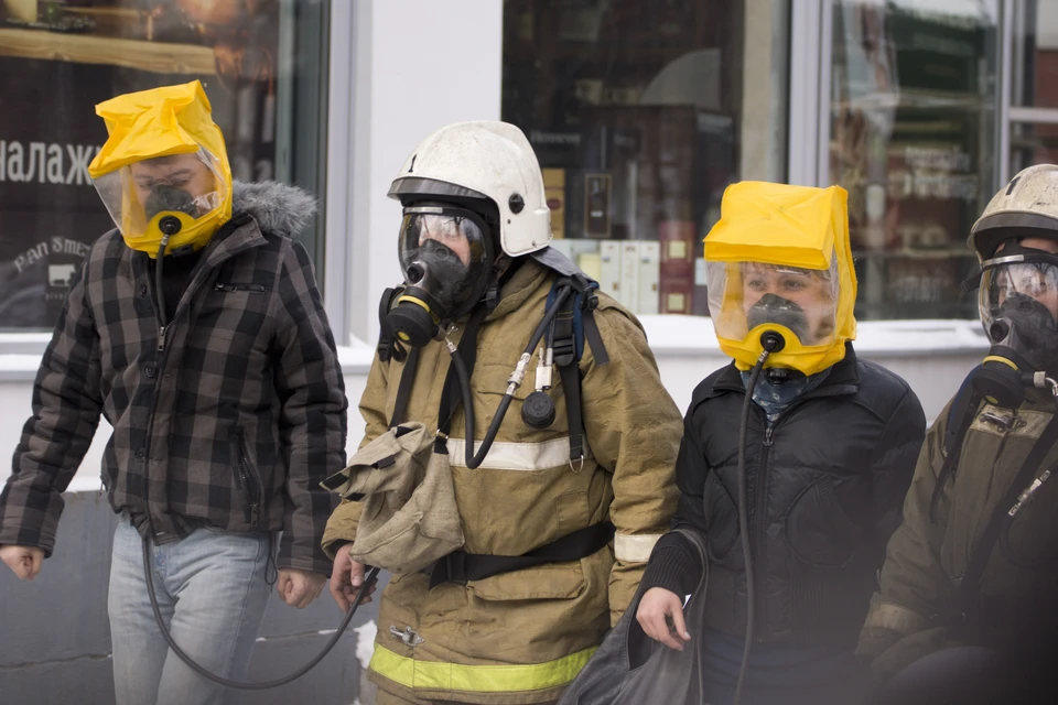 В Нижнем Тагиле четырех человек вывели из горящего дома с помощью спасустройств