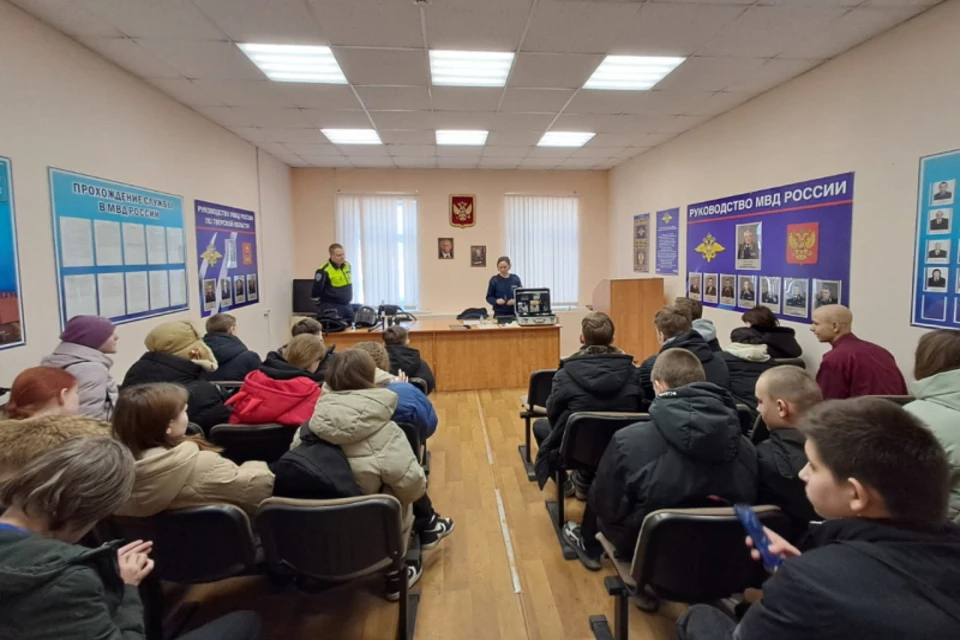 Школьники в отделе полиции. Фото: МВД Тверской области.