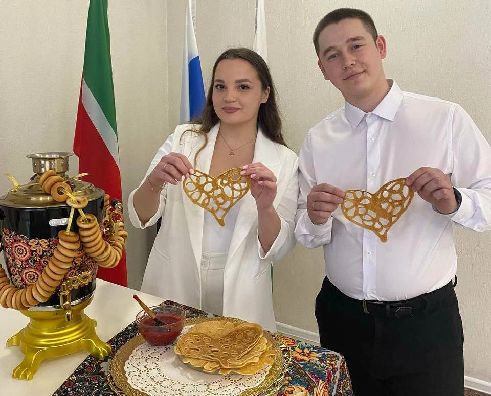 Некоторые блины были выполнены в форме сердец. Фото: Управление ЗАГС