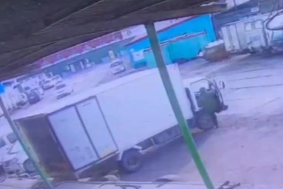 Угонщика задержали на участке дороги Арсеньев – Рудная Пристань. Фото: принтскрин видео УМВД России по Приморью.