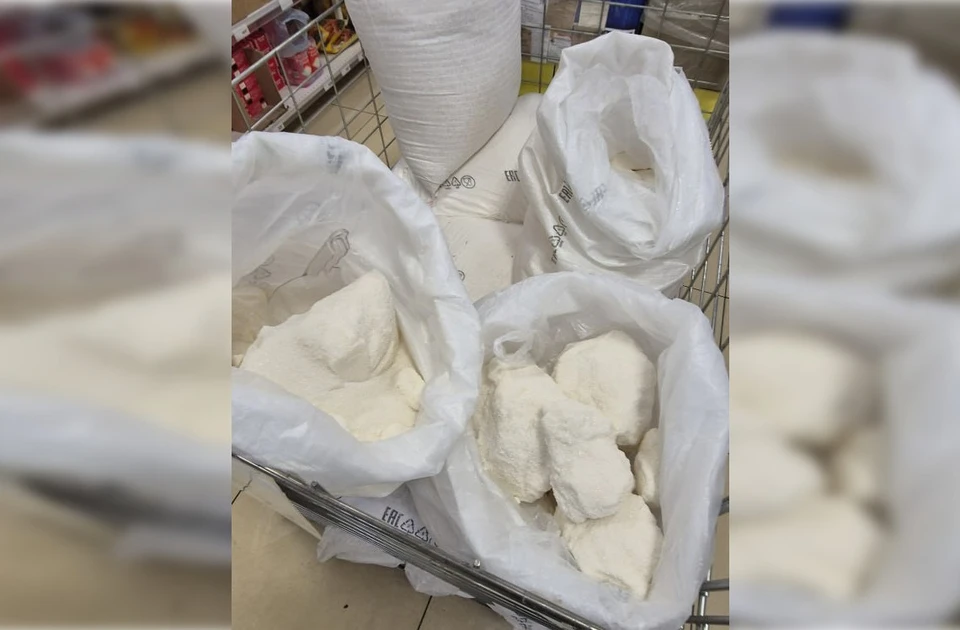 Мешки с белыми булыжниками лежали в бакалейном отделе магазина. Фото: telegram-канал Lesozavodsk_neo.