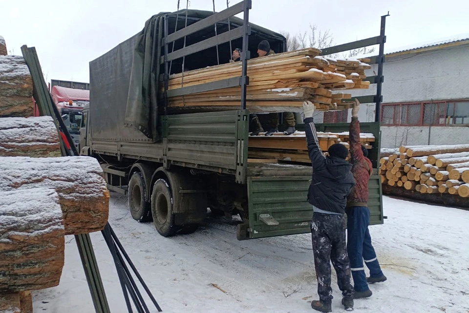 В поселке Горицы Кимрского округа состоялась передача пиломатериалов для нужд бойцов СВО.