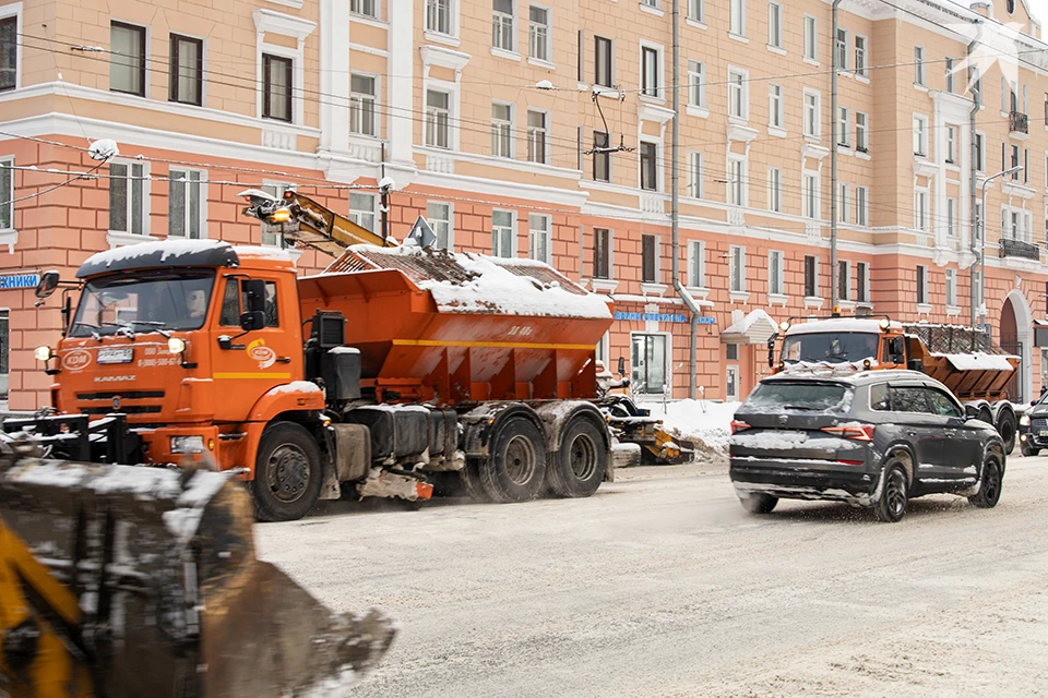 Сегодня на уборке дорог общего пользования, в том числе тротуаров, проездов и разворотных колец общественного транспорта, работает 144 единицы техники.