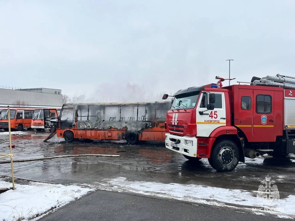 Автобус сгорел на территории перевозчика ООО «Футбол» в Нижнем Новгороде.