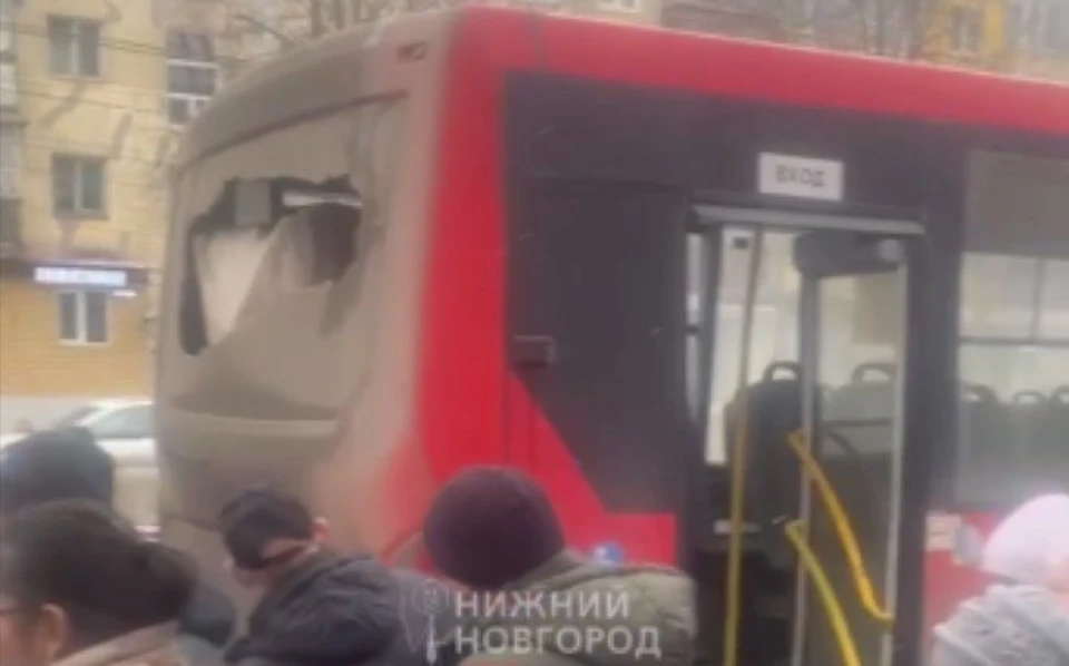 Пассажиров высадили из нижегородской маршрутки после жалоб на разбитое окно. Фото: тг-канал "Нижний Новгород без цензуры"