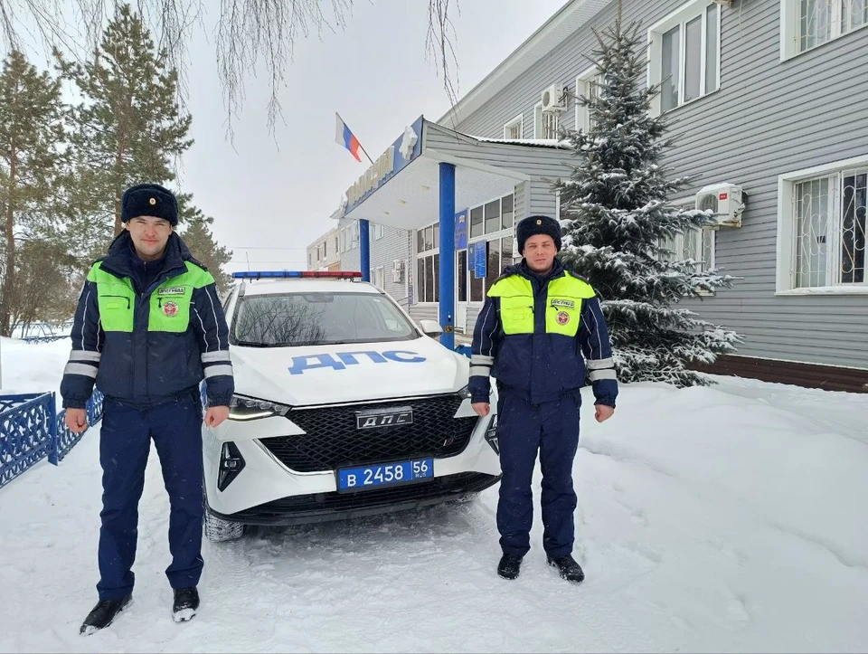 Полицейские помогли отбуксировать автомобиль в Тоцкое. Там машину отремонтировали, а семья переночевала в местной гостинице.
