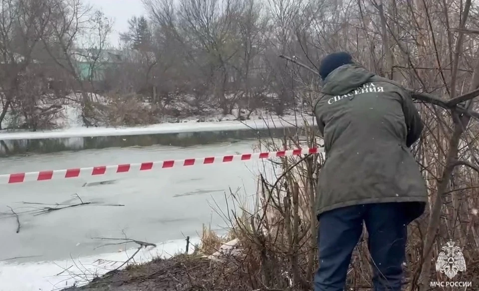 В Туле установили сигнальные ленты в местах провалов людей под лёд на Упе.